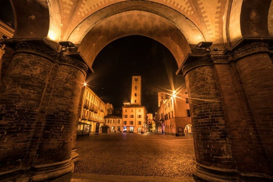 Alba: Historic Town Highlights Guided Walking Tour - A guide makes the difference