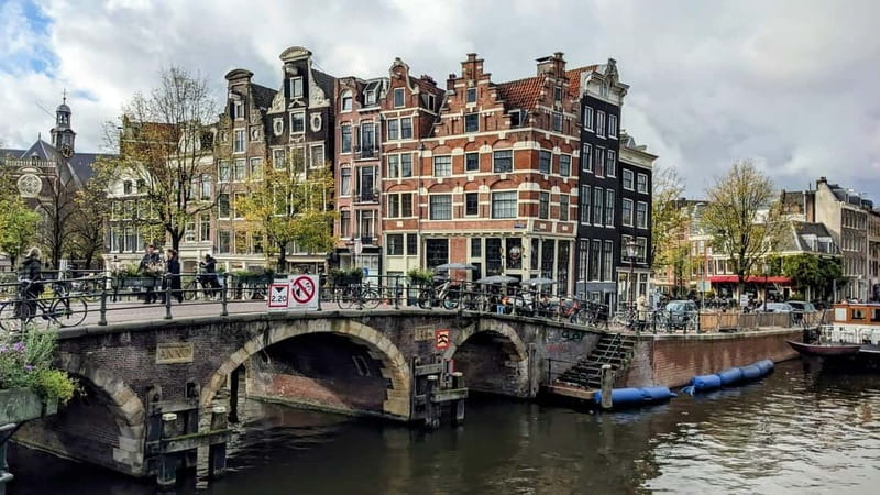 Amsterdam: 2-hour History & Culture tour with a Local - Starting at Beursplein