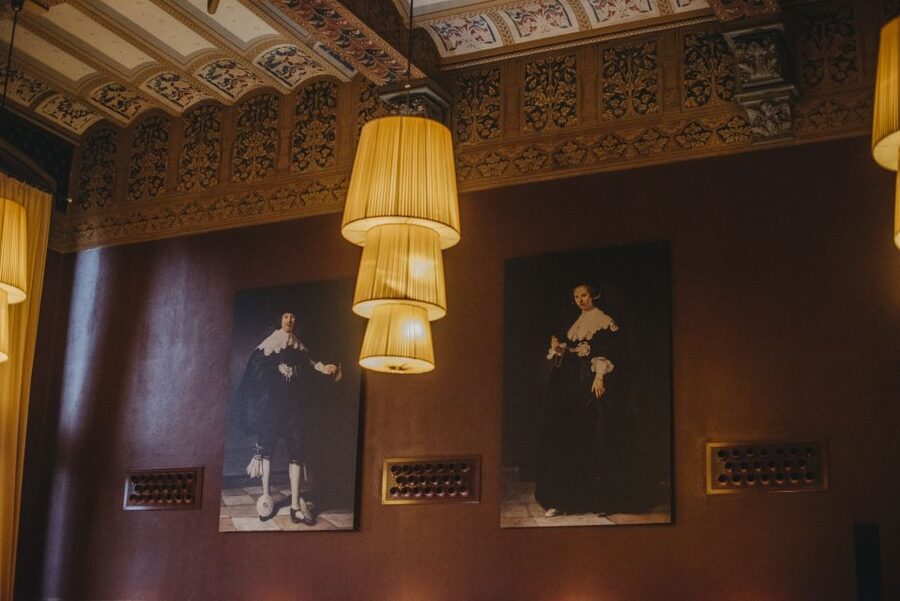 Amsterdam: 3-Course Meal in Historic 1st Class Waiting Rooms - Main courses range from beef to vegetarian curry