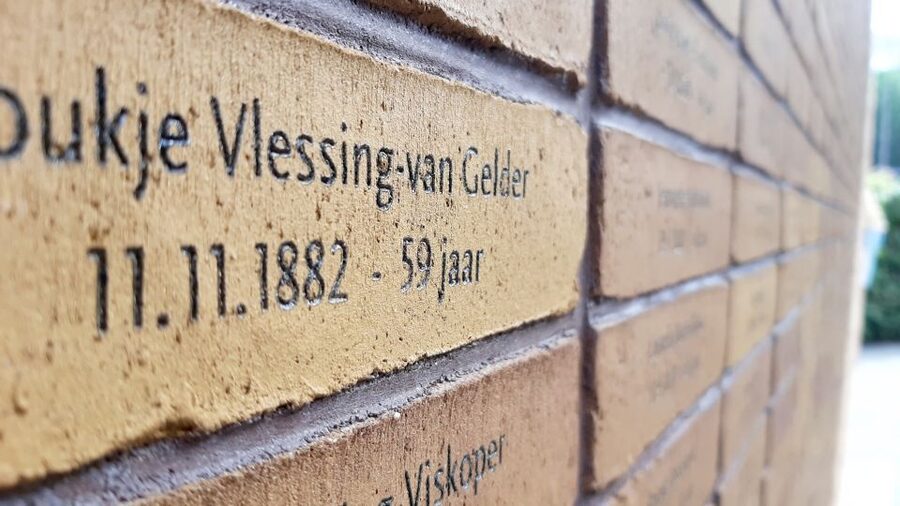 Amsterdam: Anna Frank and World War II History Walking Tour - The former Jewish district and its 1600 origins