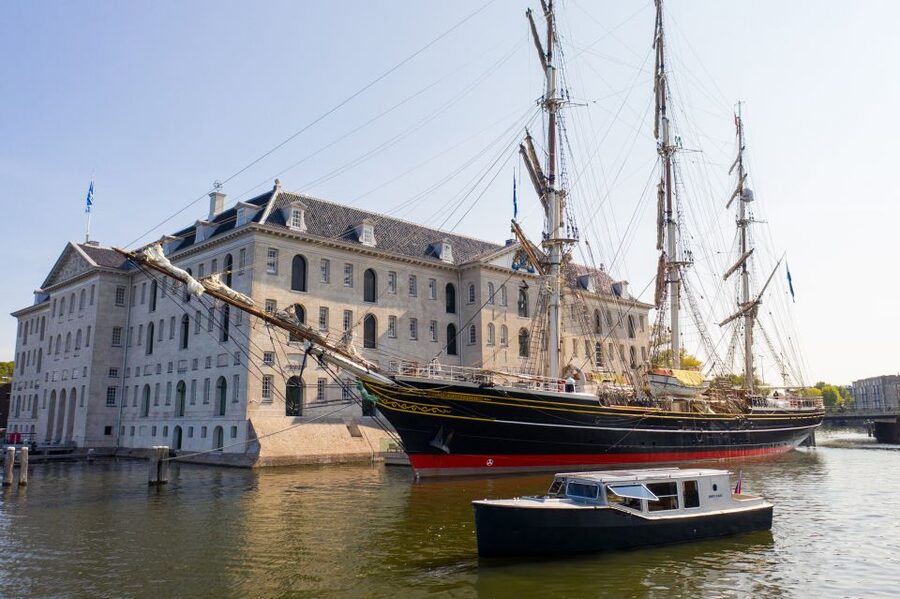 Amsterdam: Historic Boat Cruise with open bar and nibbles - Why Sophie makes this cruise different
