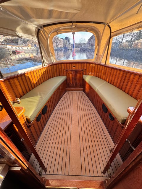 Amsterdam: Historic Boat Cruise with open bar and nibbles - The canal route through Amsterdam-Centrum