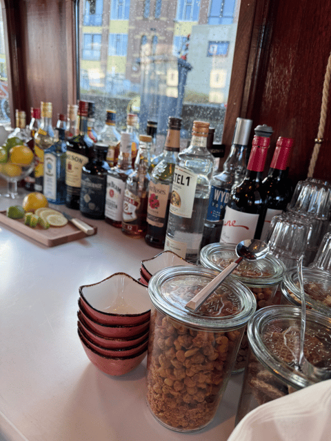 Amsterdam: Historic Boat Cruise with open bar and nibbles - An open bar that changes the value calculation