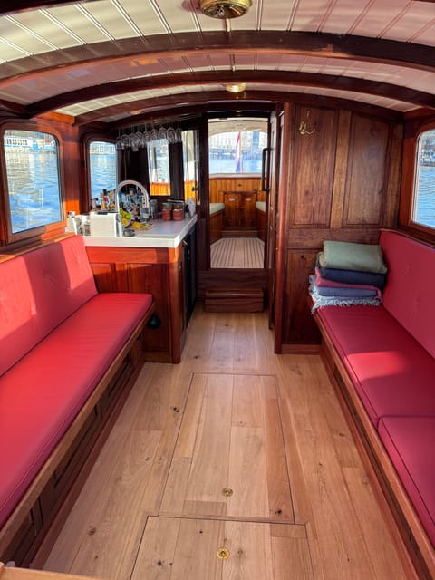 Amsterdam: Historic Boat Cruise with open bar and nibbles - Meeting Captain Bow and the first mates
