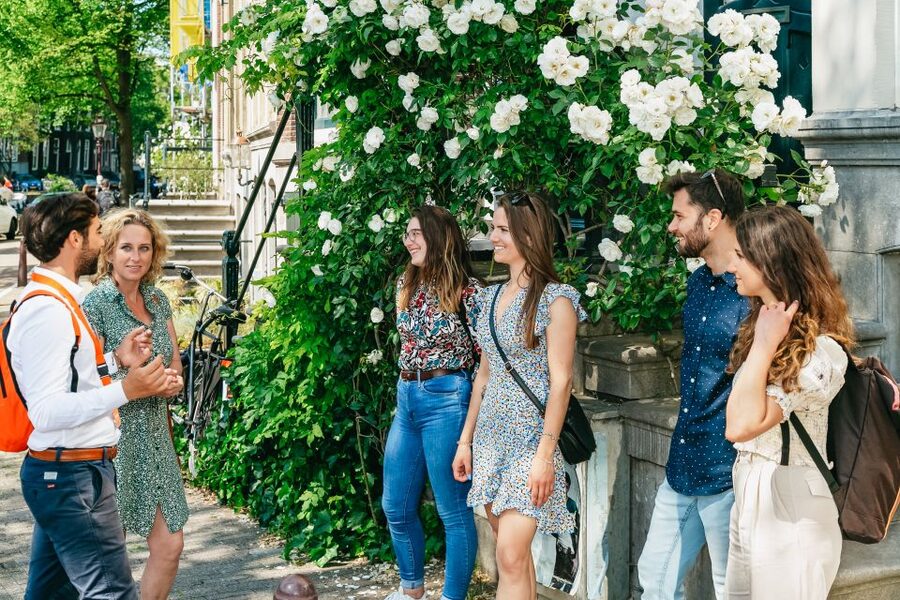 Amsterdam: Historical Highlights Walking Tour with Tasting - Medieval lanes and the Golden Age canals
