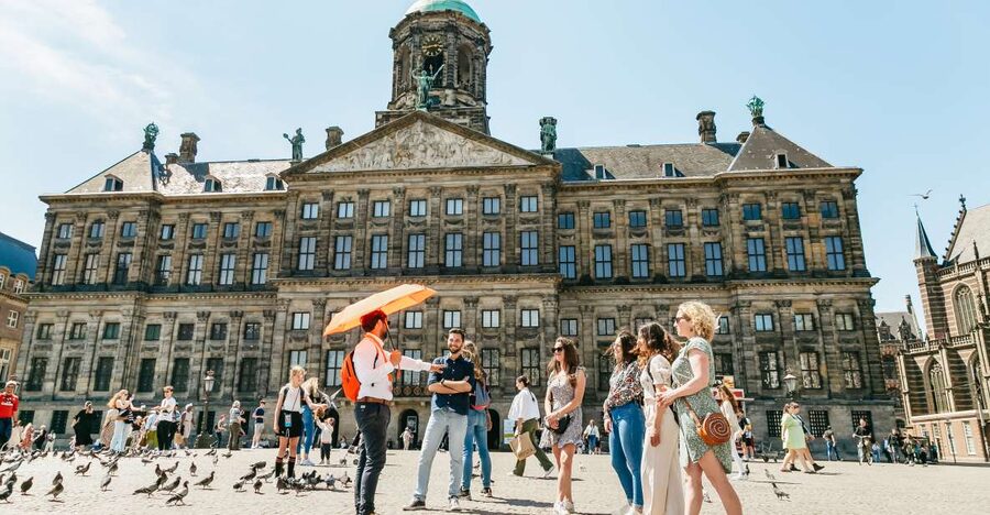 Amsterdam: Historical Highlights Walking Tour with Tasting - What the guide adds