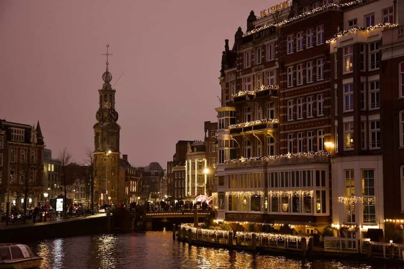 Amsterdam: Iconic Canals & Historic Sights Walking Tour - Begijnhof, a quiet turn behind the busy streets