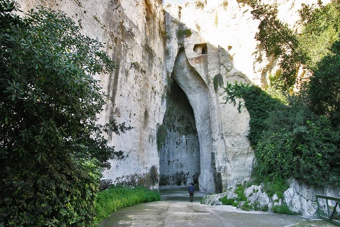 Ancient Syracuse: private guided tour of the Neapolis archaeological park - Walking into Syracuse’s ancient quarter