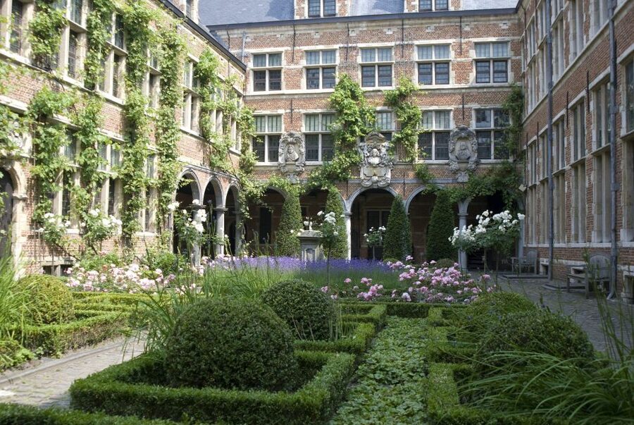Antwerp: Private Historical Highlights Walking Tour - Handelsbeurs and Antwerp’s trading power
