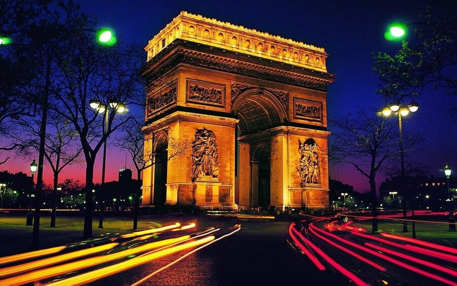 Arc de Triomphe Rooftop: Unveil History & Breathtaking Views - Entering the Arc de Triomphe after the talk