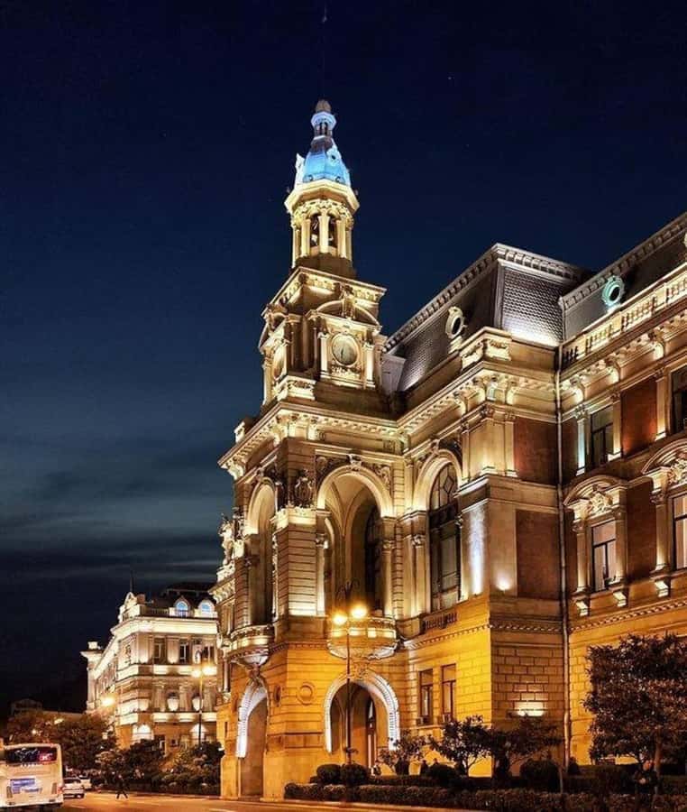 Baku Historical and modern tour in 2-3 hours+FREE Night tour - Maiden Tower and the questions it leaves open