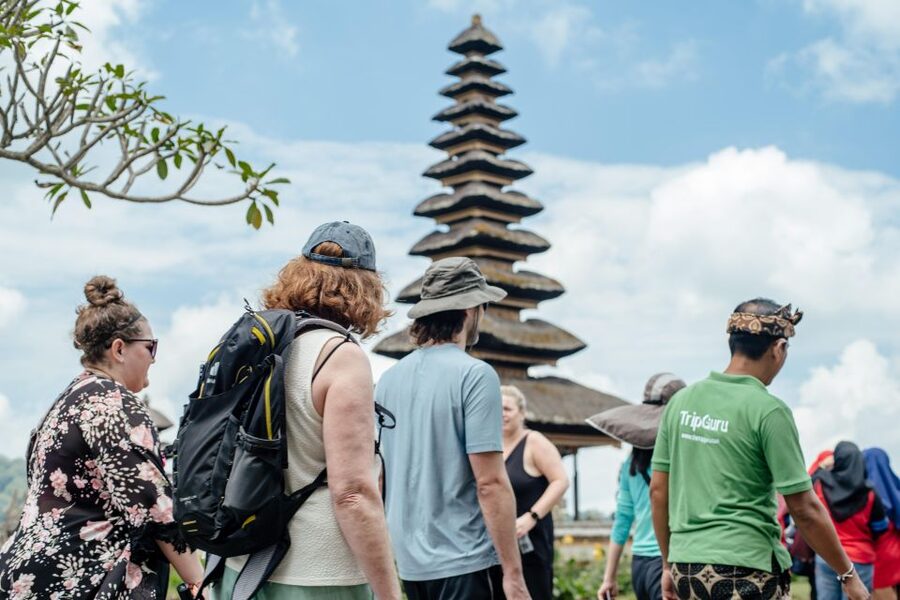 Bali: Tanah Lot UNESCO World Heritage Sites Full-Day Tour - Ulun Danu Bratan at the crater lake