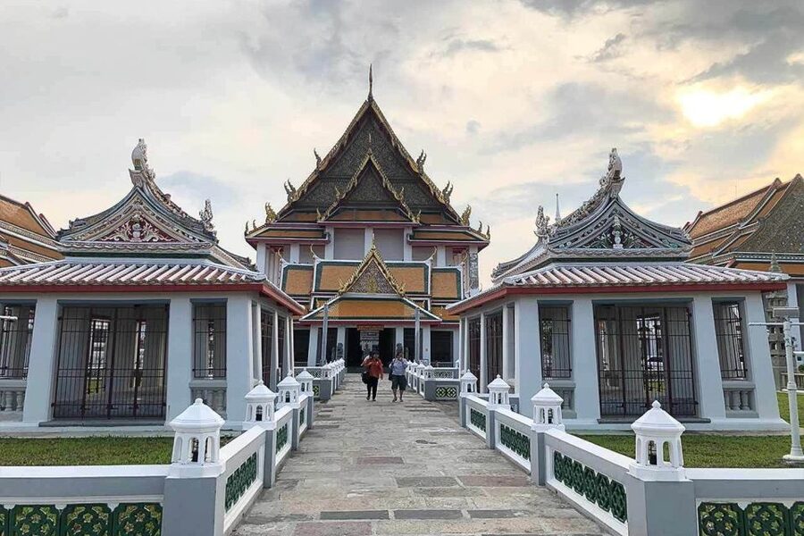 Bangkok: Historical Temples Tour & Hidden Bar at Sunset - Wat Arun when the crowds and heat ease