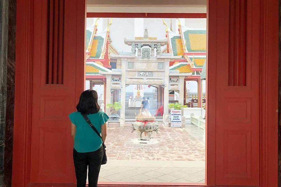Bangkok: Historical Temples Tour & Hidden Bar at Sunset - The river crossing and the rooftop sunset