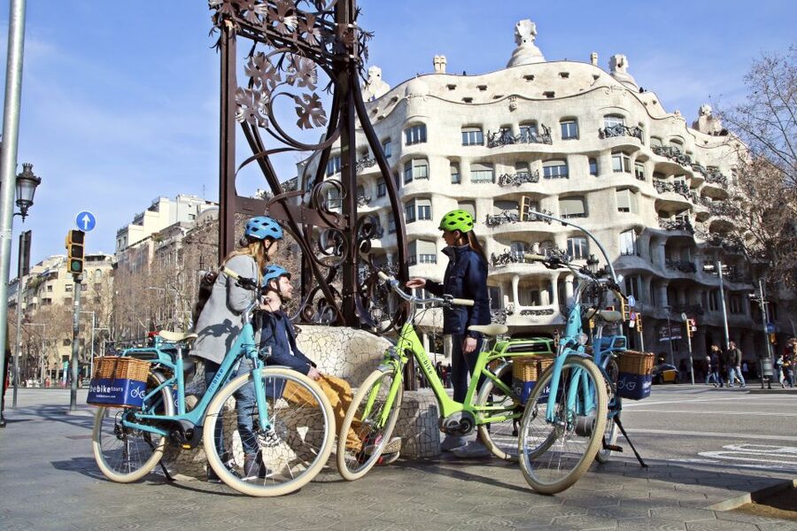 Barcelona: 2.5-Hour Bike or E-Bike Historical Tour - What the guides add to the ride