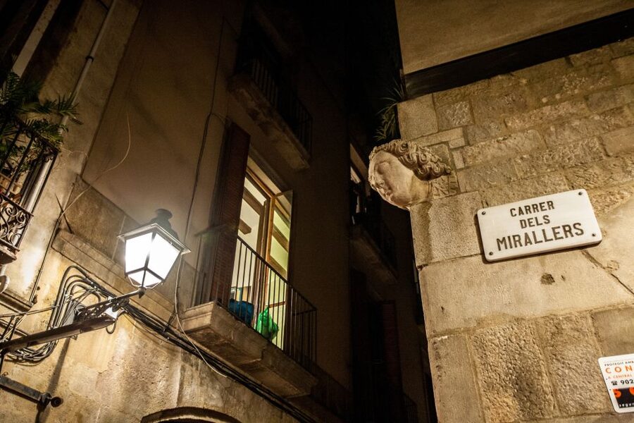 Barcelona: Dark History Night Walking Tour - What the two-hour pace feels like