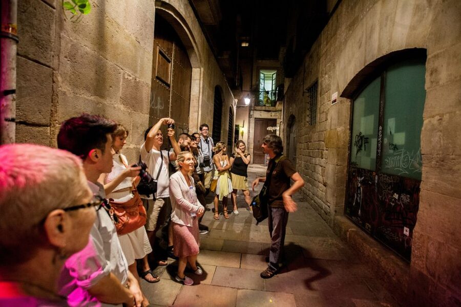 Barcelona: Dark History Night Walking Tour - Guide style matters here