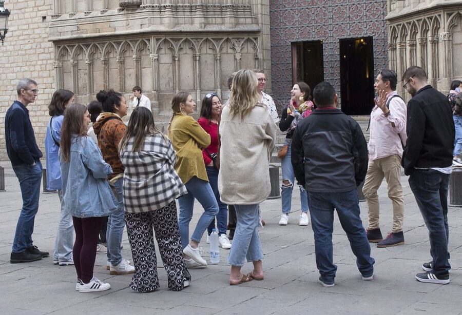 Barcelona: Market, Tasty Tapas/Food and Gothic History Tour - Porrón fun, with a practical warning