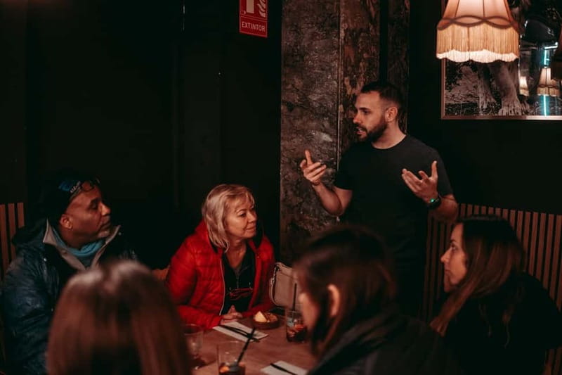 Barcelona: Tipsy Tapas & History Tour in the Gothic Quarter - Third stop: a relaxed finish with music