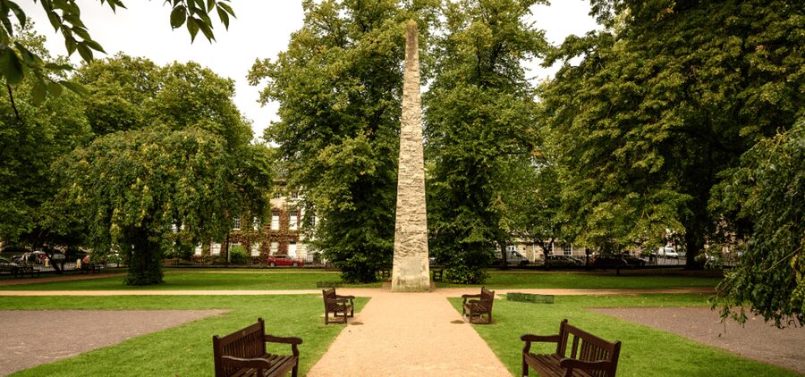 Bath : 2 Hour Historic Walking Tour With An App - Bath Abbey beside the Roman center