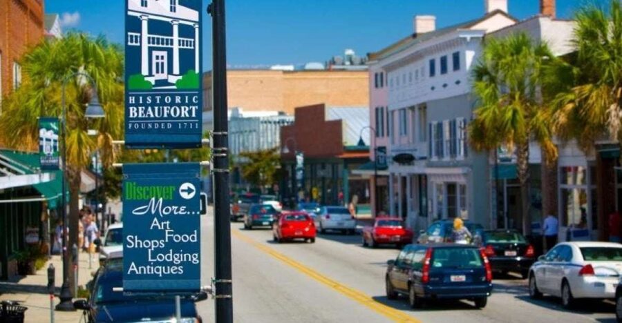 Beaufort: Local History and Film Sites Tour by golf cart - Historic homes beneath the Spanish Moss