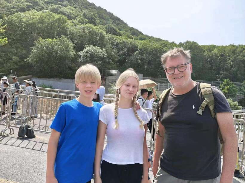 Beijing: Badaling Ancient Great Wall of China Day Trips - Weather, crowds, and cash at the Wall
