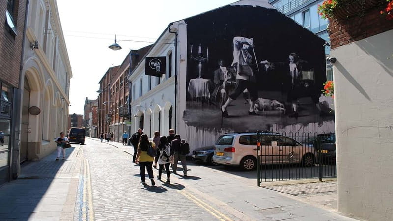 Belfast: Best of Belfast History, Culture & Art Walking Tour - What the three-hour format feels like