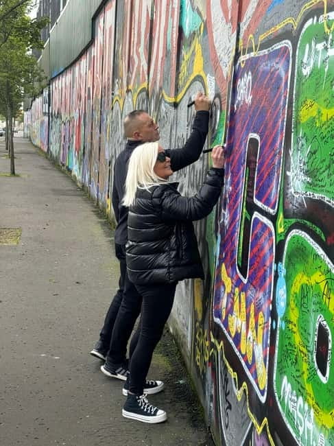 Belfast: Peacewall and Political History Black Taxi Cab Tour - How balanced is the political discussion?