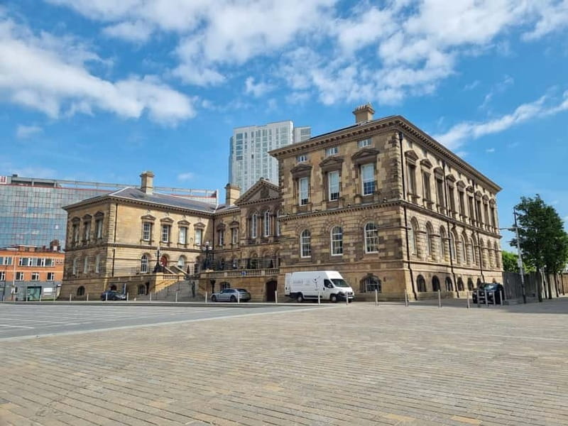 Belfast Walking Tour with a Local – History & Craic - How Corey’s style shapes the experience