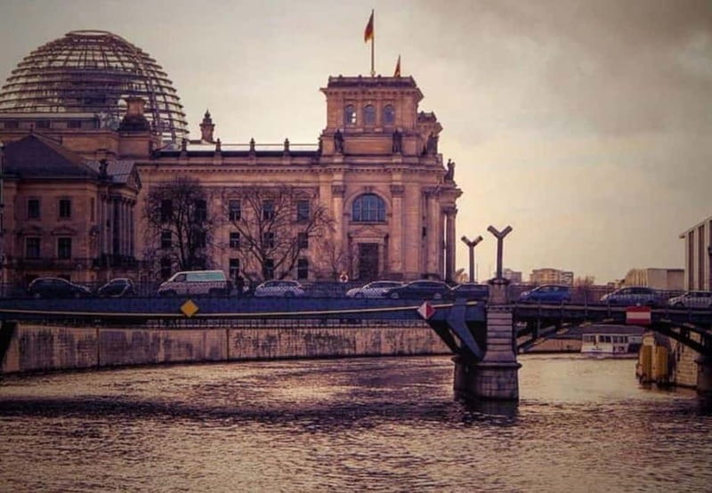 Berlin Beers & Battlefields Tour: War History & German Beer - Friedrichstraße and the Tränenpalast