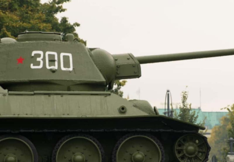 Berlin Beers & Battlefields Tour: War History & German Beer - The Reichstag and the last approach