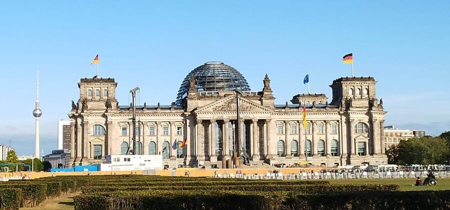 Berlin (E)Bike Tour Historical Highlights in Small groups - Checkpoint Charlie and the Cold War