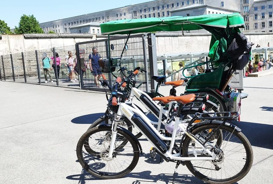 Berlin (E)Bike Tour Historical Highlights in Small groups - Potsdamer Platz and the Brandenburg Gate