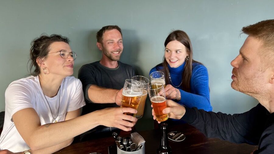 Berlin: Guided Craft Beer & Cultural Tour With Snacks - How the tasting works for beginners and beer fans