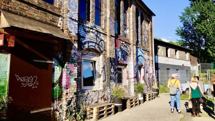 Berlin: Guided Craft Beer & Cultural Tour With Snacks - Meeting at Ostkreuz and getting started