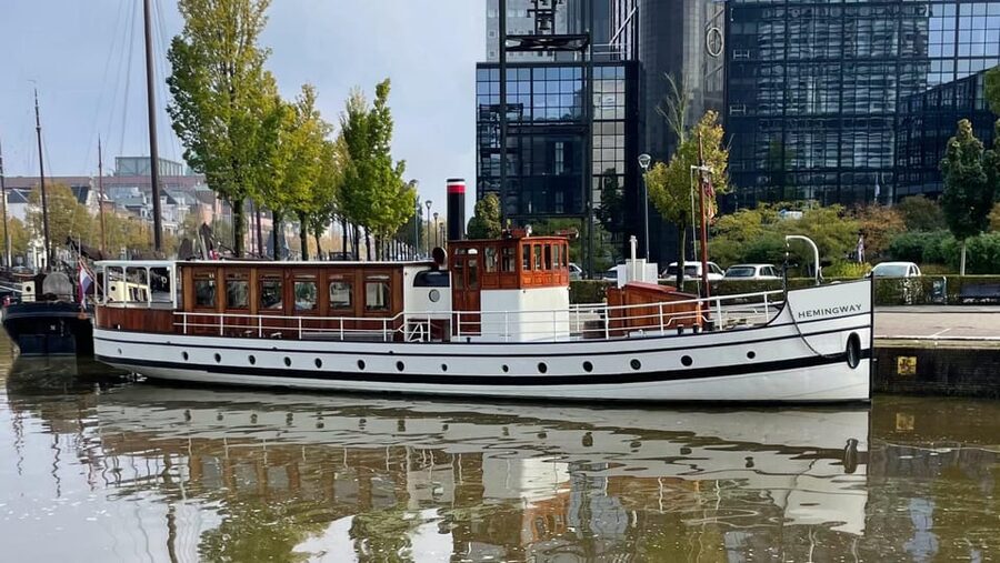 Berlin: Historic Boat Sightseeing City Center Tour - Tränenpalast and the modern center