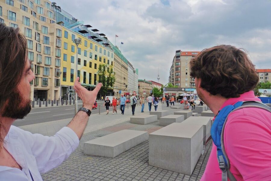 Berlin: Historical Sights & Berlin Wall Tour with a Berliner - Starting at Brandenburg Gate