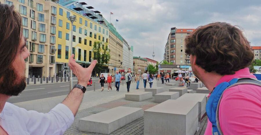 Berlin: Historical Sights & Berlin Wall Tour with a Berliner - Walking the former border and Berlin Wall route