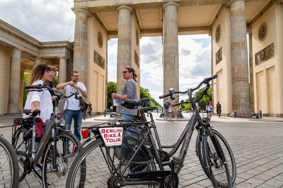Berlin Wall History Small Group Cycling Tour - Invaliden Cemetery and the memorial to Günter Litfin