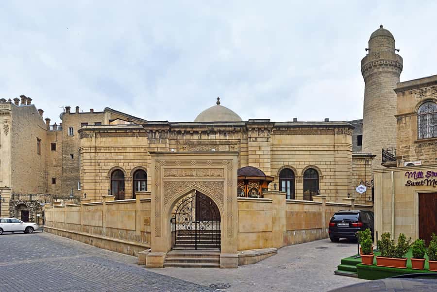 Best of Baku: 4-Hour City Tour Historic and Modern Landmarks - Key points at a glance