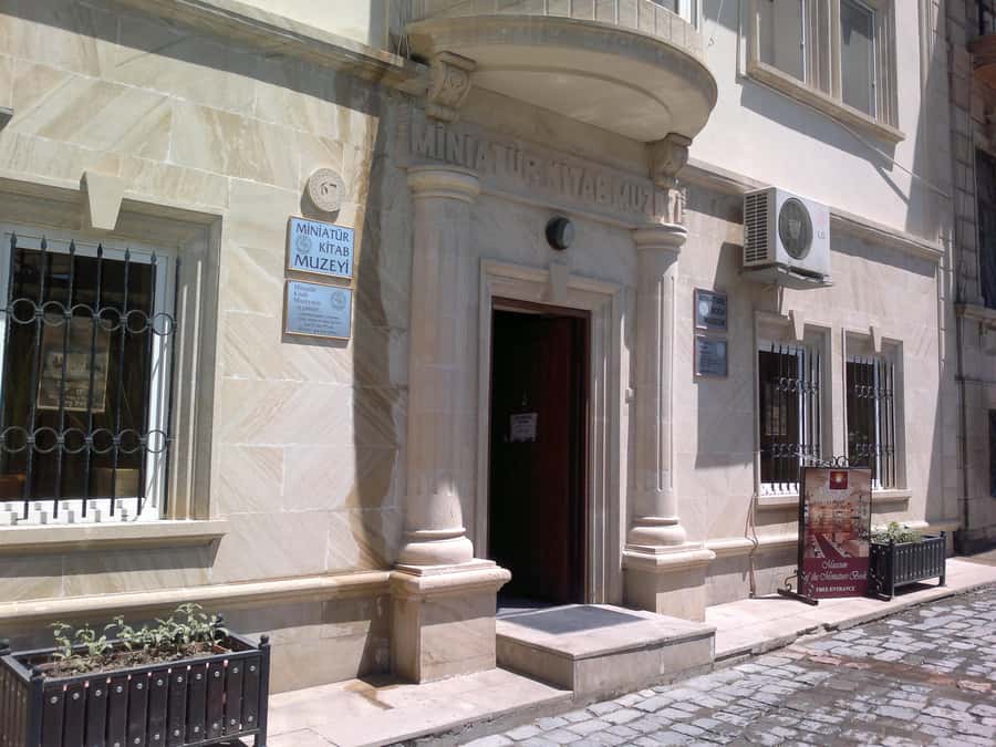 Best of Baku: 4-Hour City Tour Historic and Modern Landmarks - Who should book this Baku tour