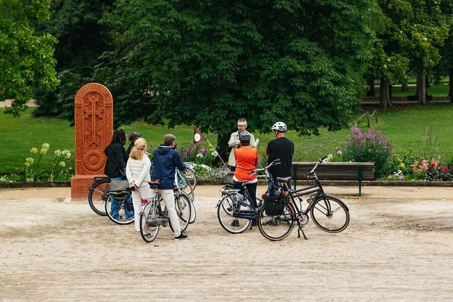 Bordeaux: Historic Center & Chartrons District Bike Tour - Roman traces and elegant central streets