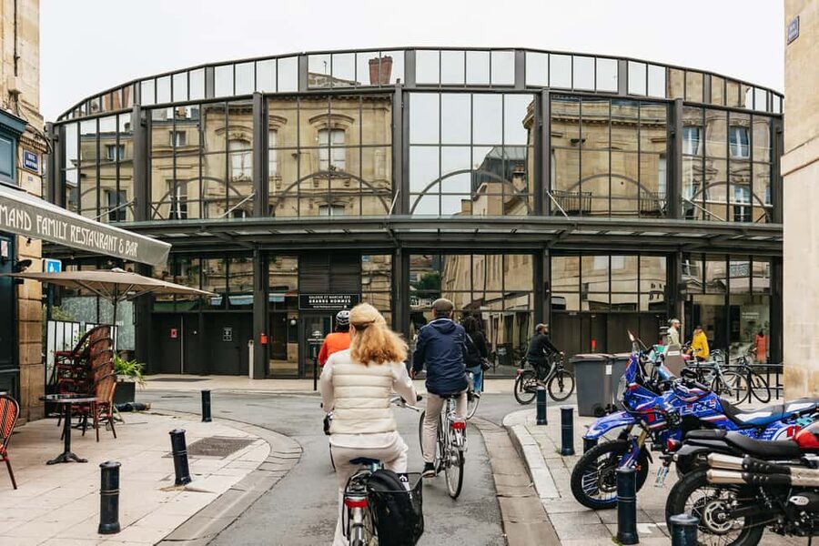 Bordeaux: Historic Center & Chartrons District Bike Tour - The canelée break and what you actually receive