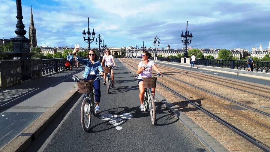 Bordeaux: Top Landmarks & Historic Bike Tour - A local treat in the Jardin Public