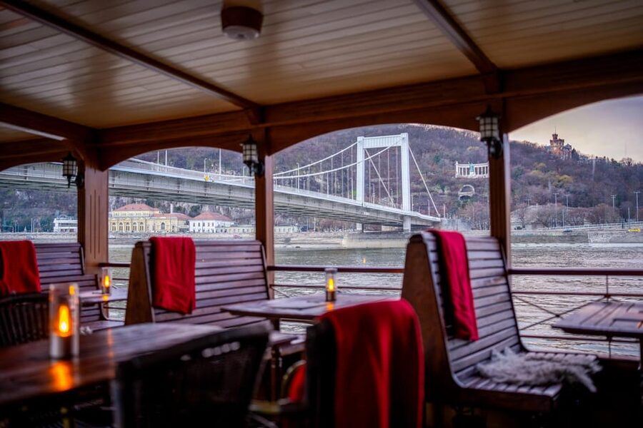 Budapest: Historic Cruise with Welcome Drink - Who gets the most from this cruise
