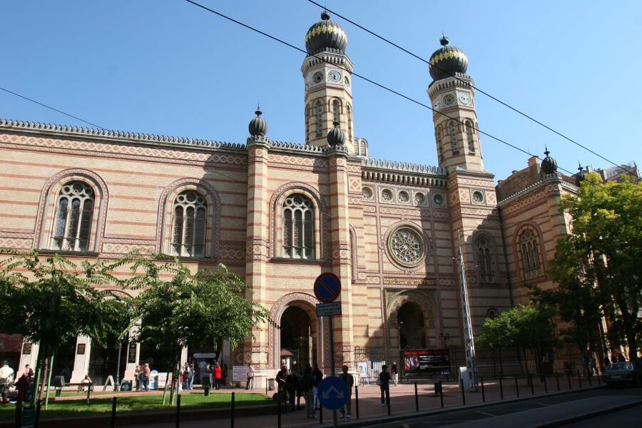 Budapest: Jewish Heritage Guided Tour with Synagogue Ticket - Jewish Museum: objects, customs, and family life