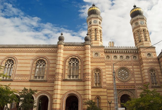 Budapest Jewish Heritage Memorial Walking Tour & Synagogue Entry - The Jewish Museum and Hungarian traditions