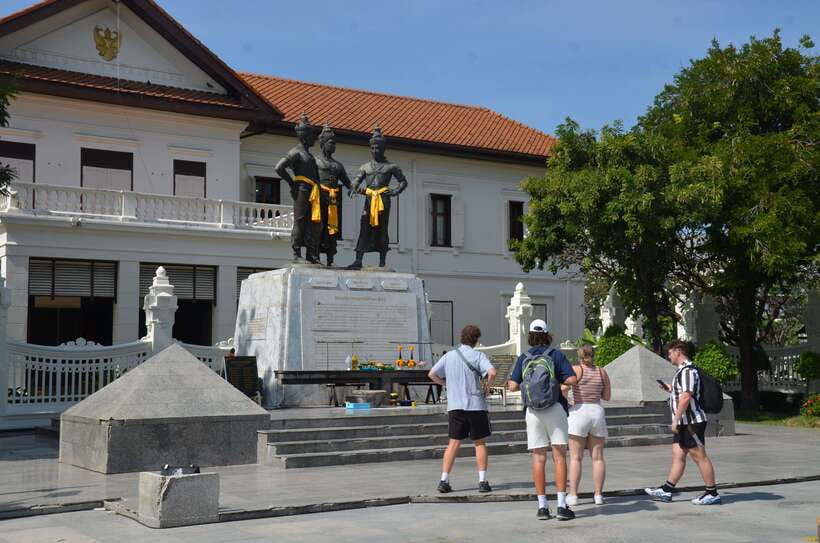Chiang Mai: Historic Temples and City Guided Walking Tour - Wat Chedi Luang and the tour’s grand finish