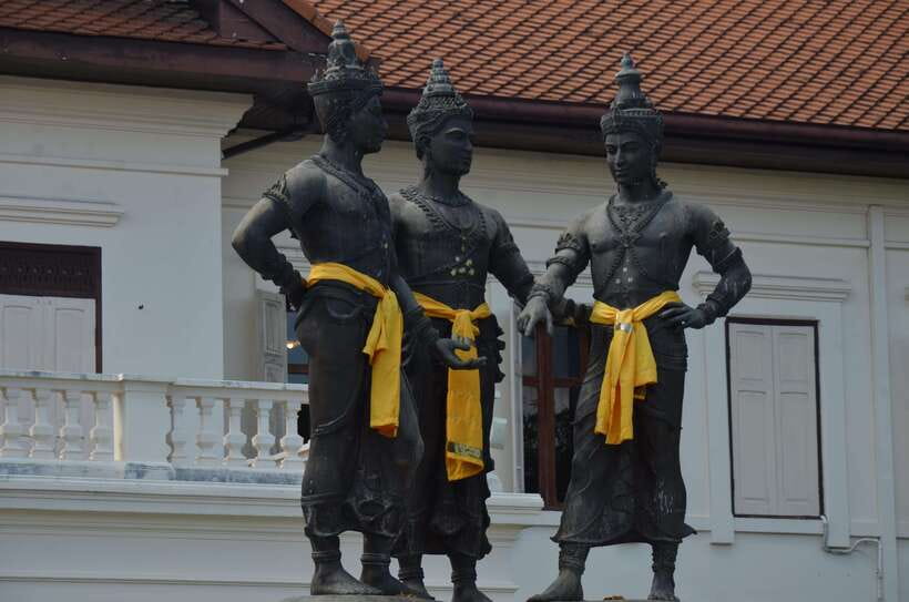 Chiang Mai: Historic Temples and City Guided Walking Tour - What the $21 price really includes