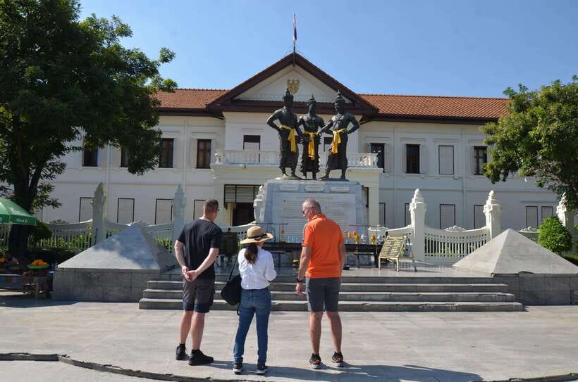 Chiang Mai: Historic Temples and City Guided Walking Tour - Heat, clothing, and the practical side of walking
